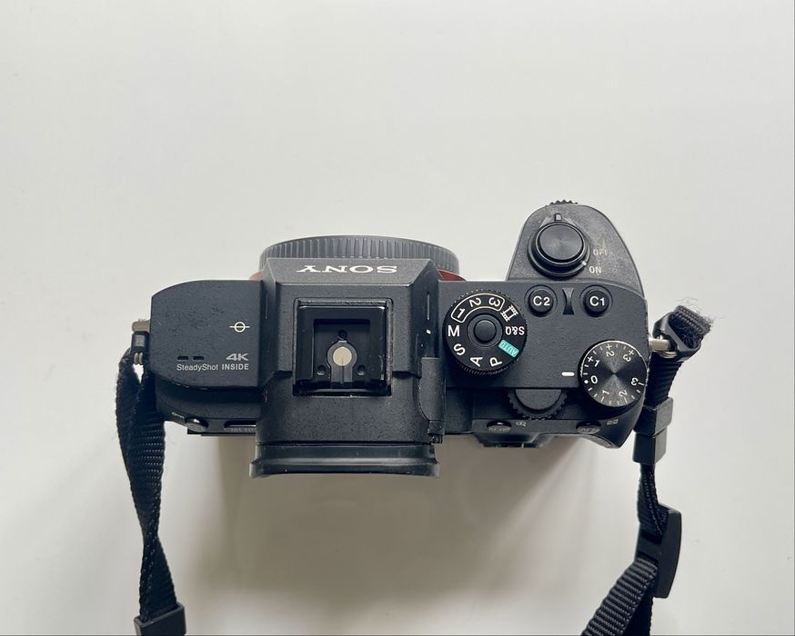Sony A7R III + вертикальный хват Sony + 2 оригинальные батареи Sony