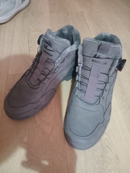 Продам зимнюю кроссовку