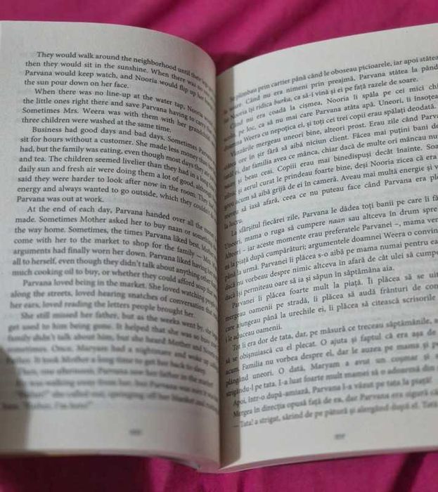 Cine pune pâinea pe masă, o pagină în română, o pagină în engleză