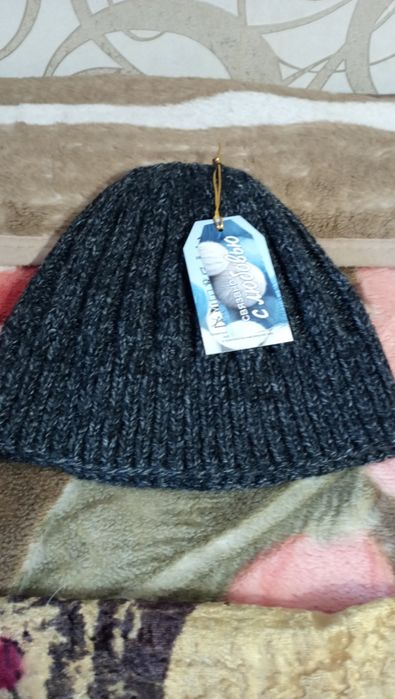 Продаю две мужские шапки.