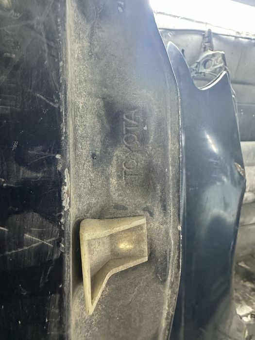 Продам крыло карина е правые