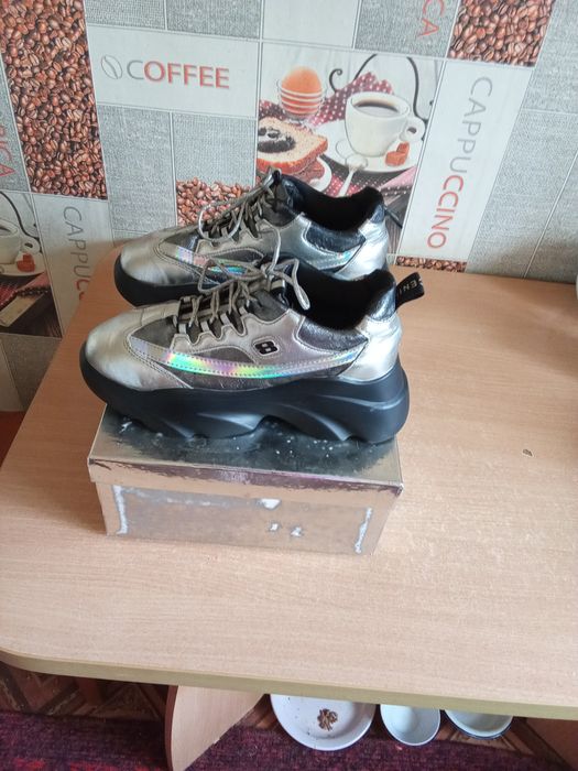 Красовки серебристые на платформе