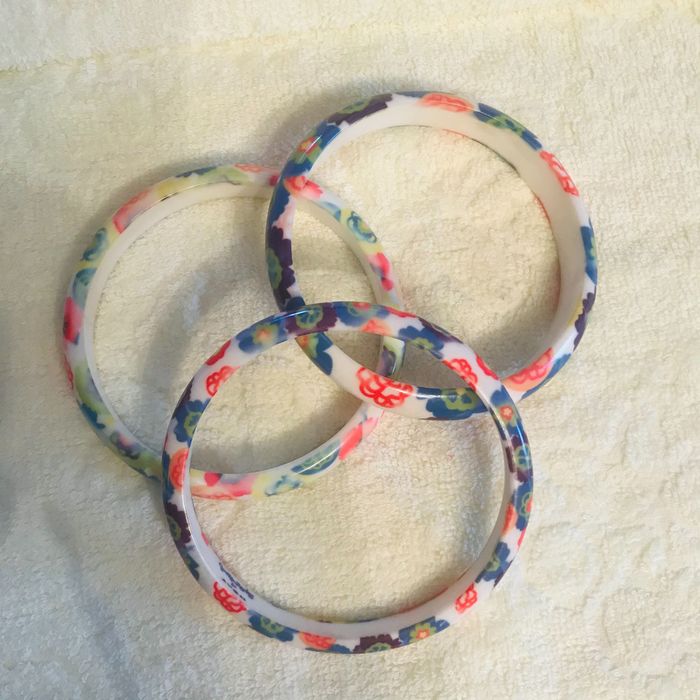 Продам комплект из трех браслетов