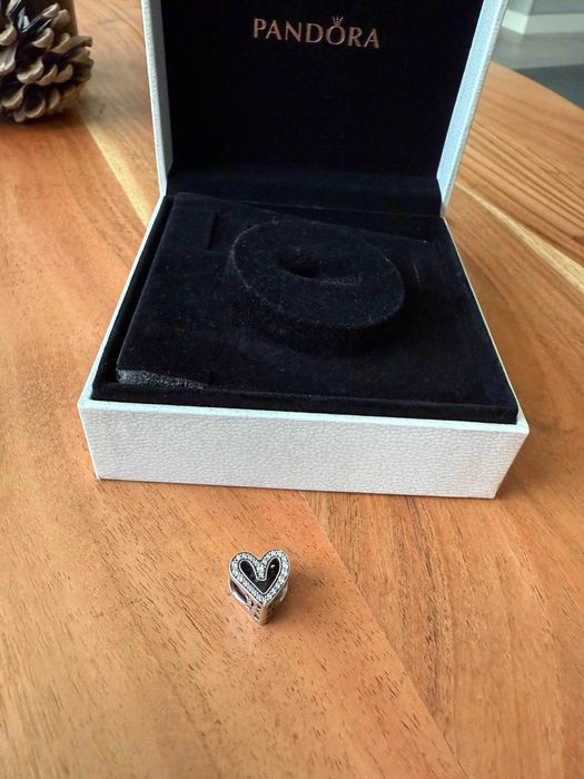 Оригинални Pandora гривна и висулки – сребро, позлата