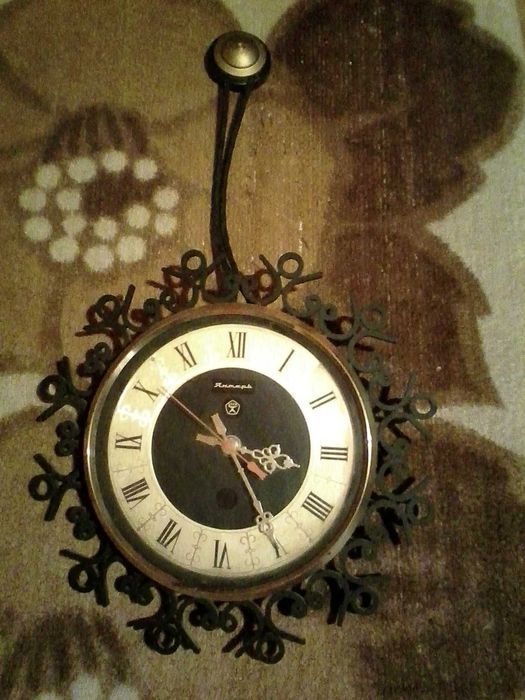 Стенен часовник руски