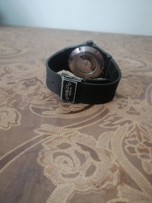 Hublot qo'l soat sotiladi