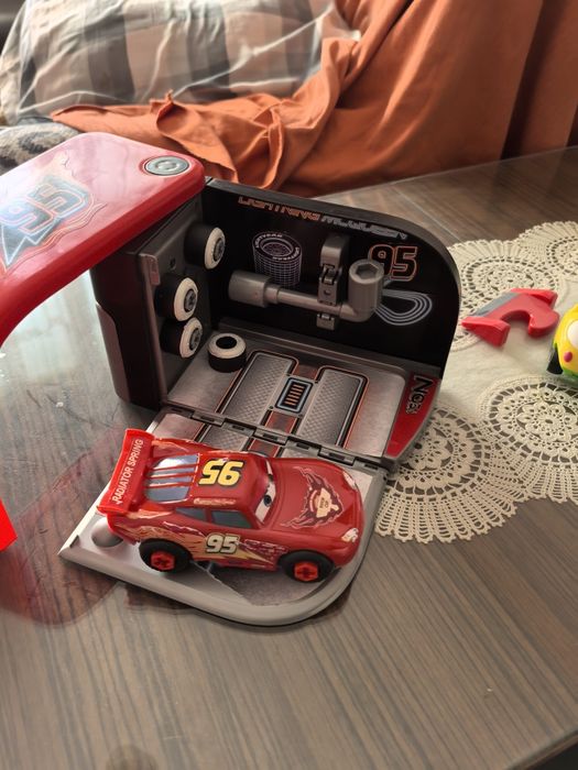 Играчка на fischer price и кола с гараж