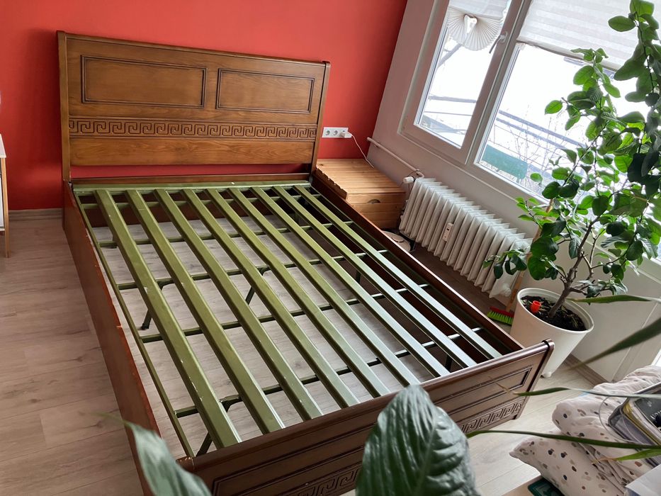 Спалня с метална подматрачна рамка и масивни елементи