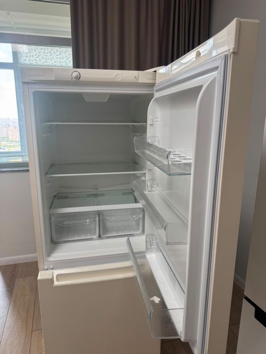 Продам Холодильник indesit