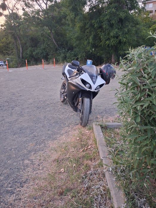 Продавам yamaha yzf r1