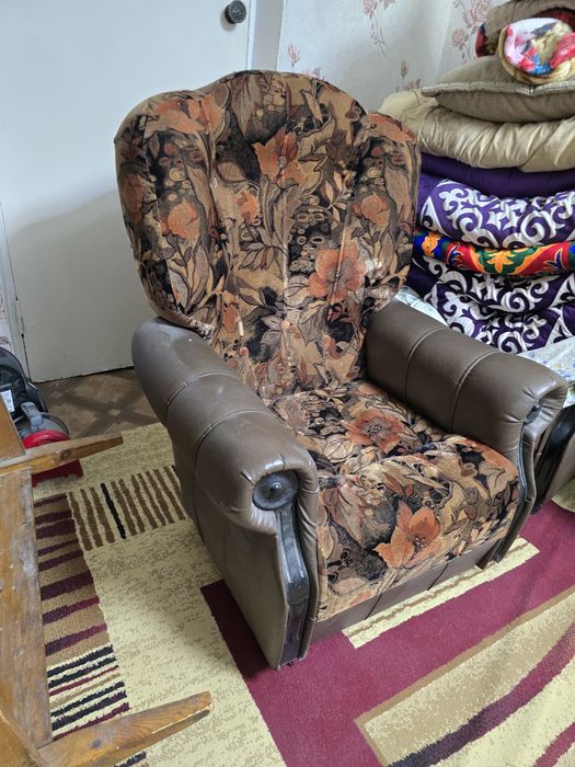 Отдам даром б/у диван с креслами