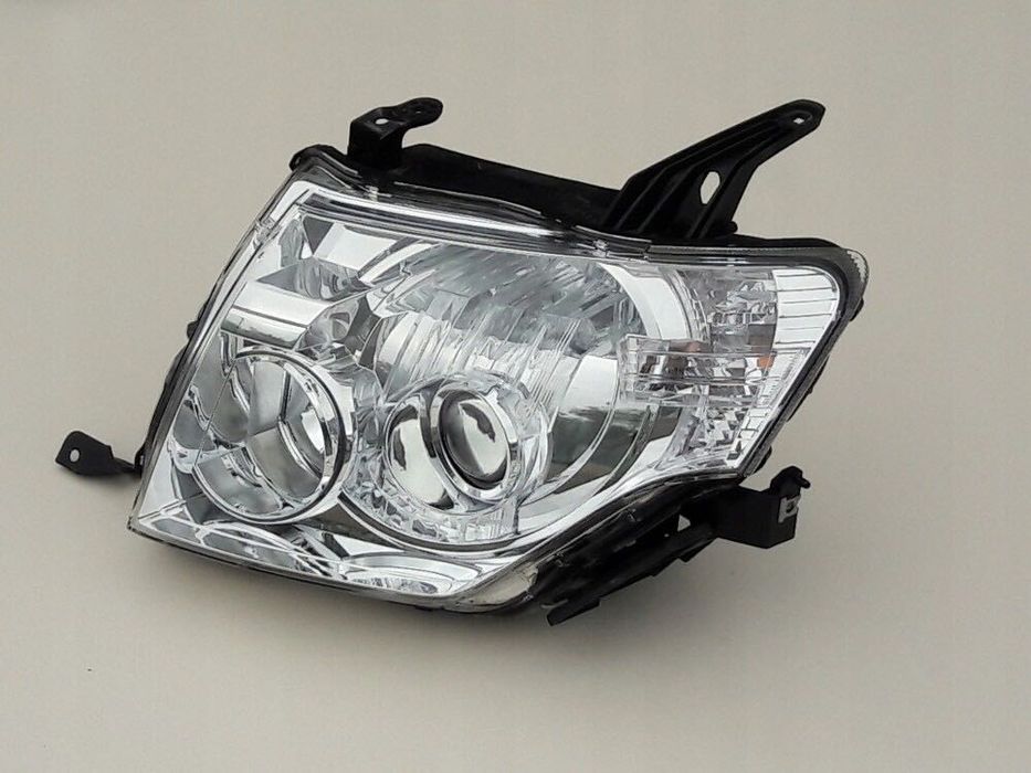 Фара на Pajero 4