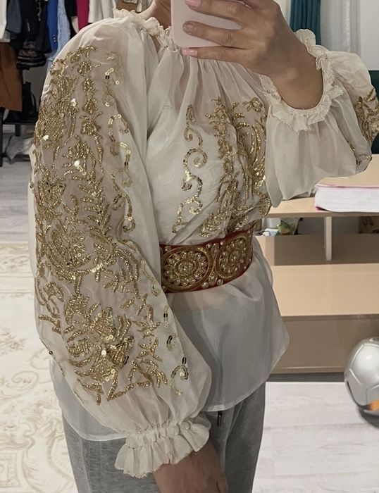 Vand ie , costum  popular  cu fir auriu si paete