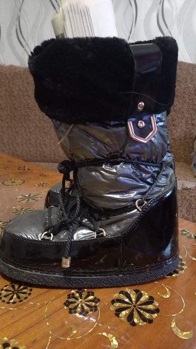 Продам женские сапоги