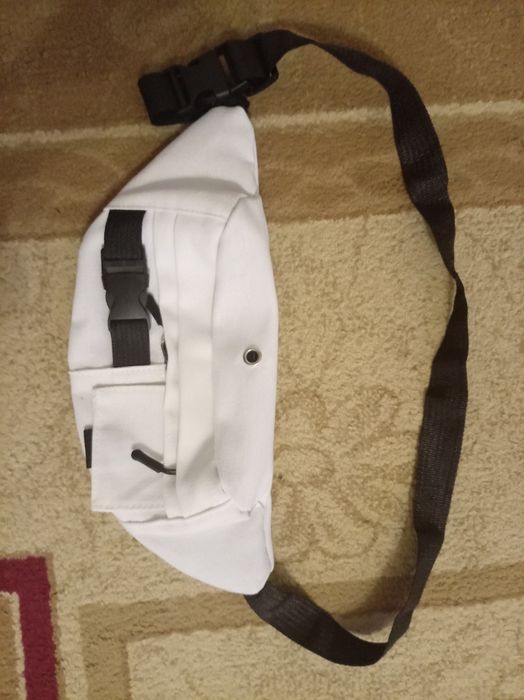 Стильная белая поясная сумка (барсетка) 
Материал плотный текстиль.