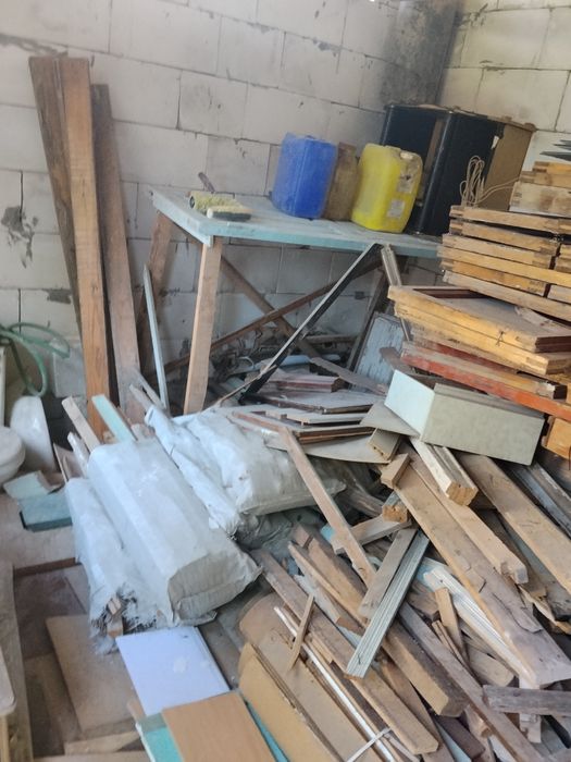 Oʻtin va materiallar bor deraza eshiklar