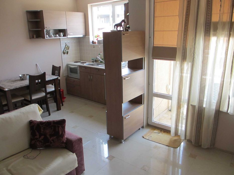 Дава се под наем Двустаен апартамент в Бургас, Център - 55 кв.м за 382.5 € - Снимка #3