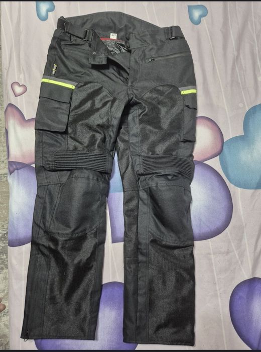 Pantaloni si cizme moto