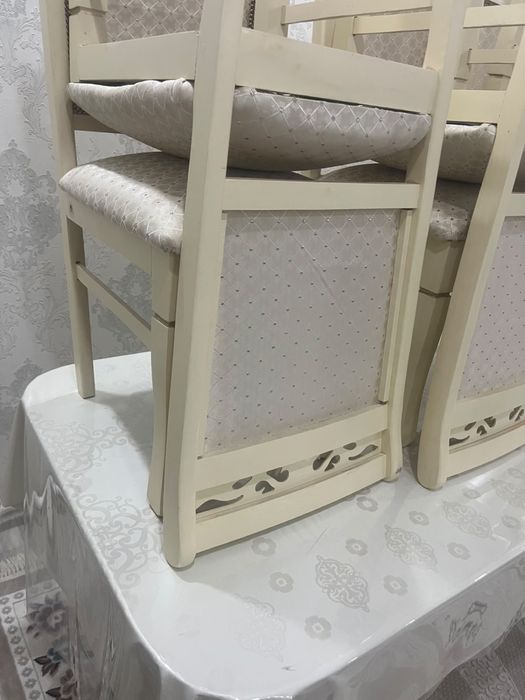 Стол и стуля для гостиной