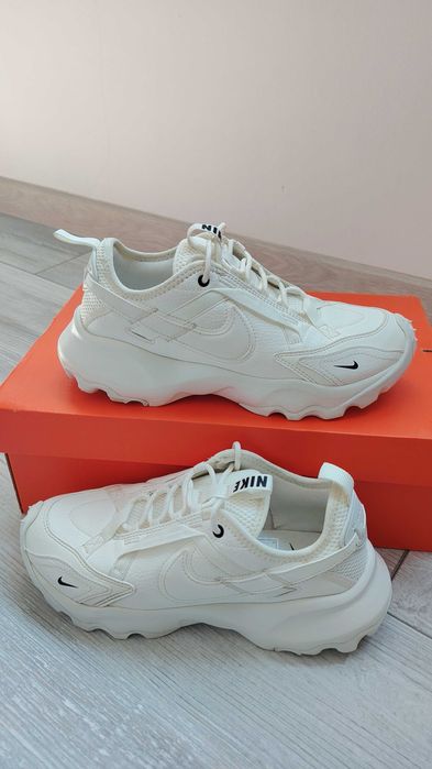Нови бели кожени маратонки NIKE TC 7900 за момиче с р-р EUR38,5