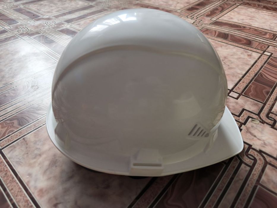 Продам каску белая