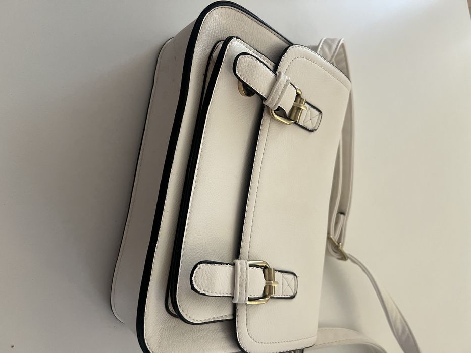 Бяла дамска чанта