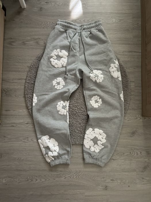 Pantaloni gri cu floricele