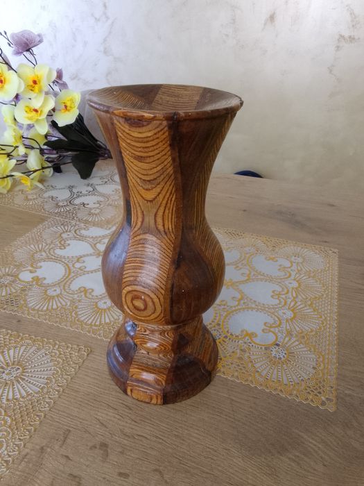 Vaza din lemn masiv