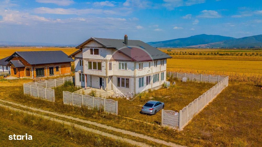 Vilă cu 14 camere la gri în Carpinis | COMISION 0% |