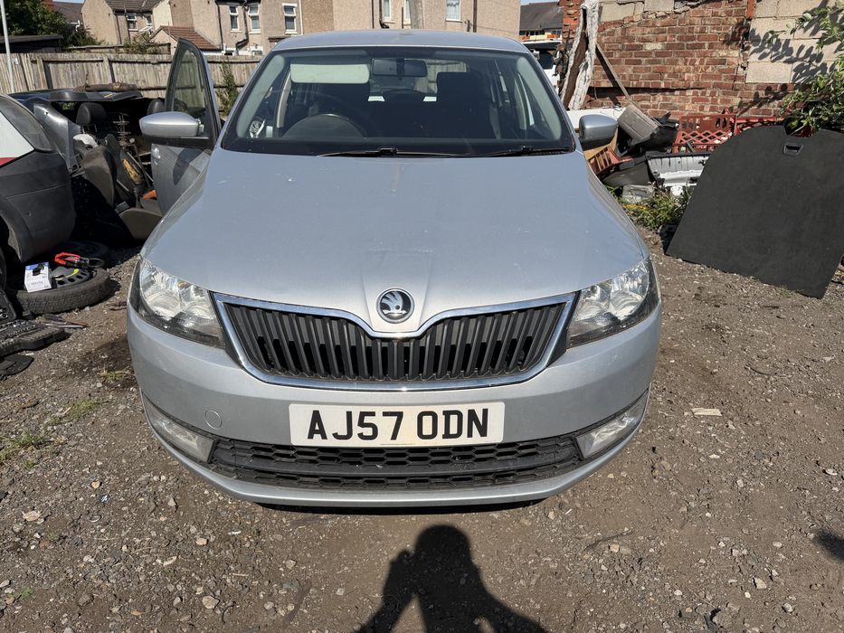 Dezmembrari skoda rapid 1.6 tdi cod motor cay capota bara fata trager aripa s/d far s/d usi haion oglinda