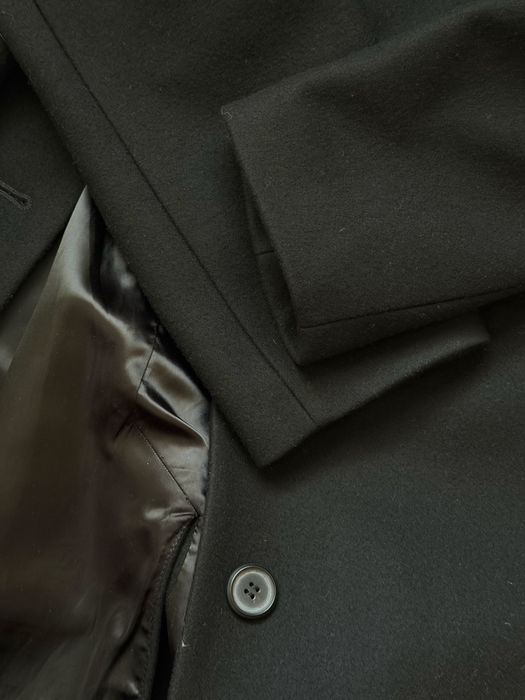 Пальто с круглыми рукавами.