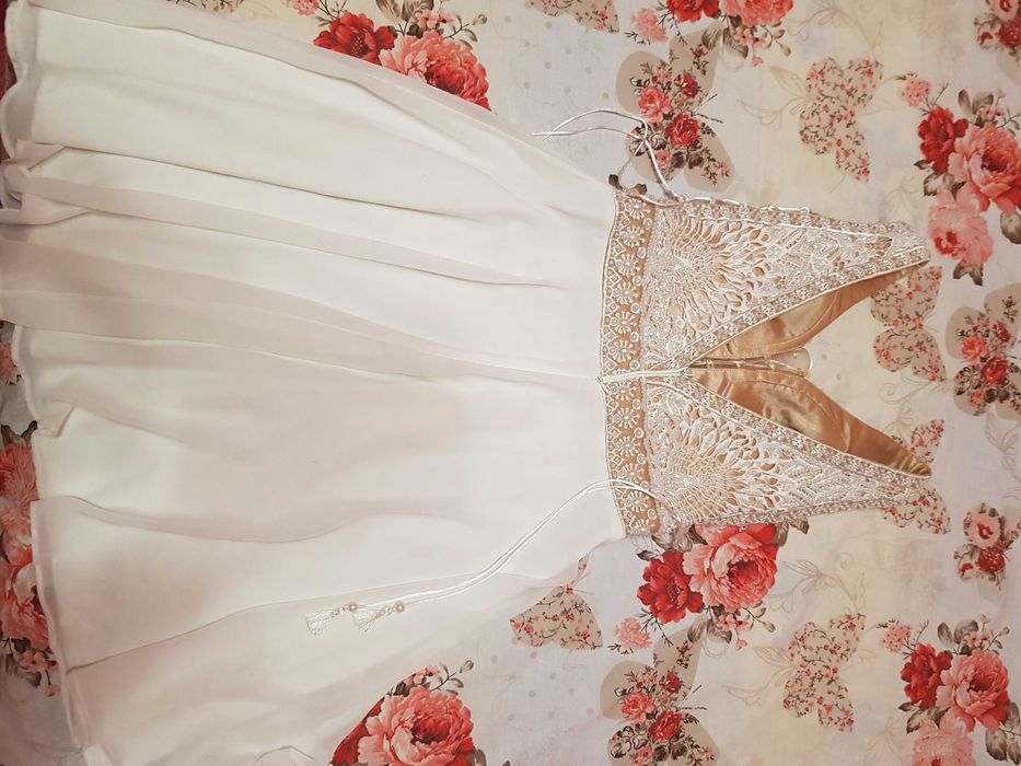 Красива къса сватбена рокля