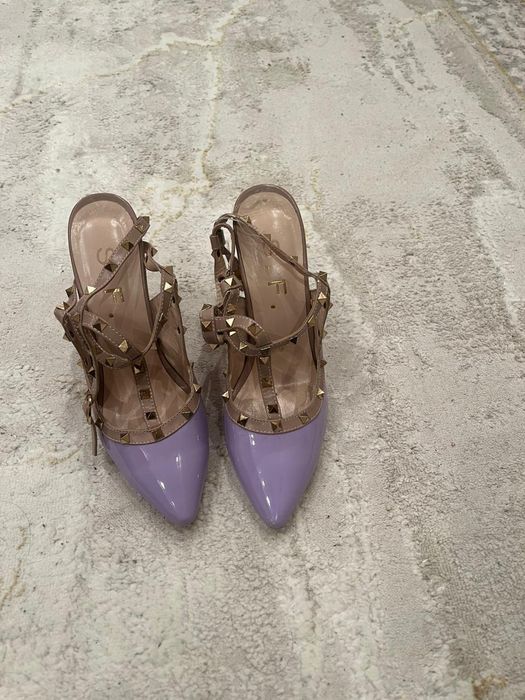 Босоножки сиреневого цвета