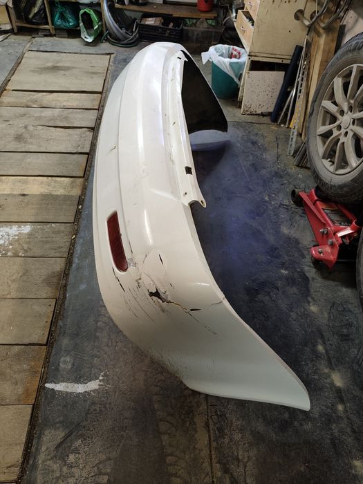 Бампер задний Приора 1, белый, с катафотами.