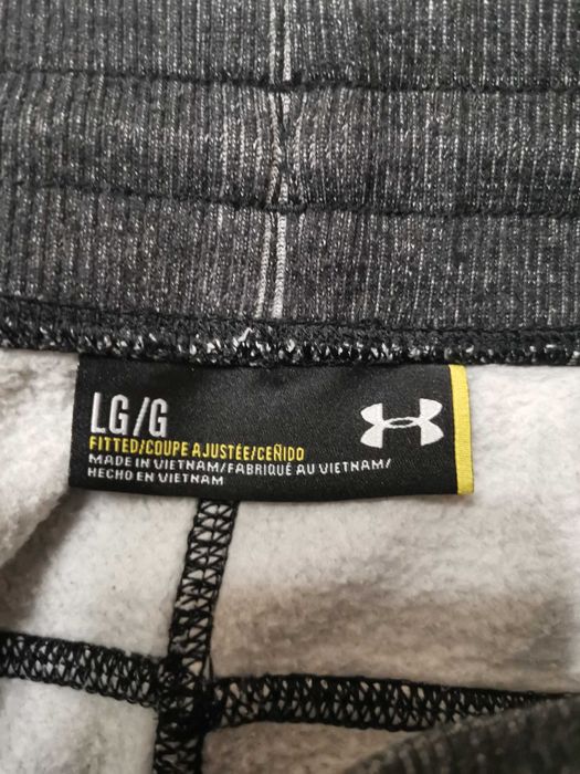 Долнището и горнище UNDER Armour.