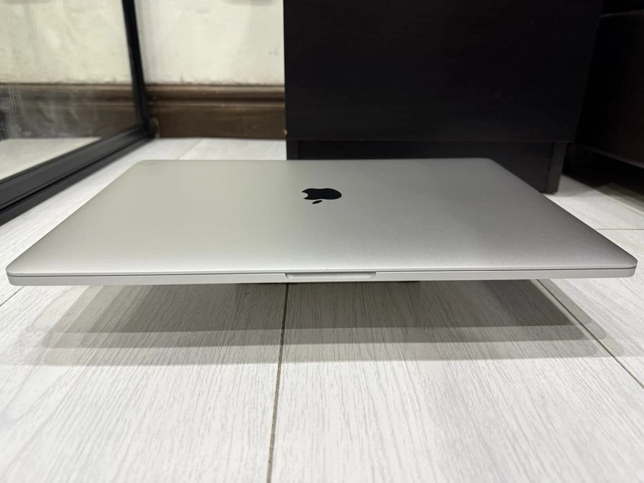 MacBook pro 16/512gb touch bar