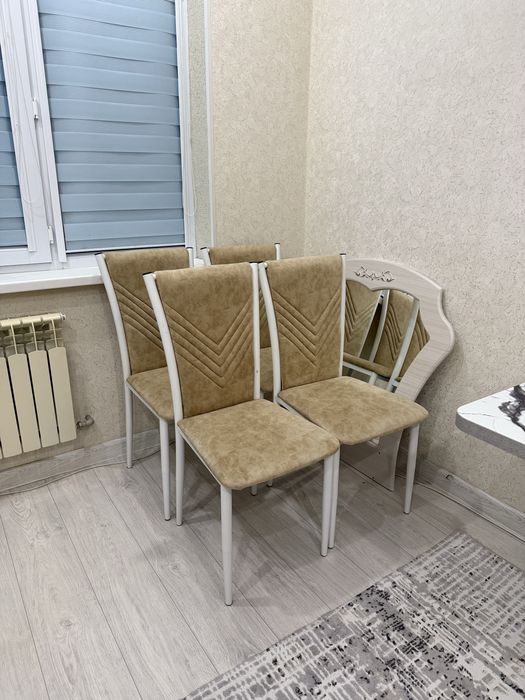 Комплект стол + 8 стульев сатылады