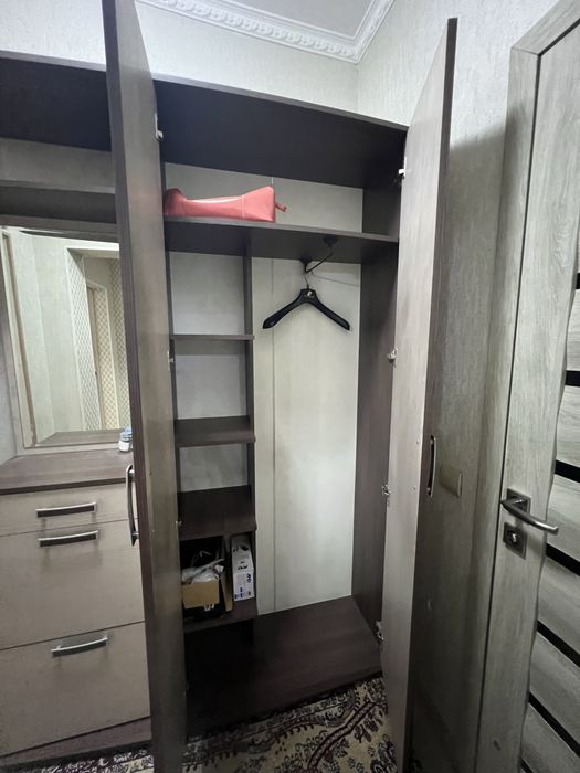 Шкаф гардероб с зеркалом.