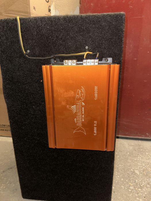 Сабвуфер в автомобиль.