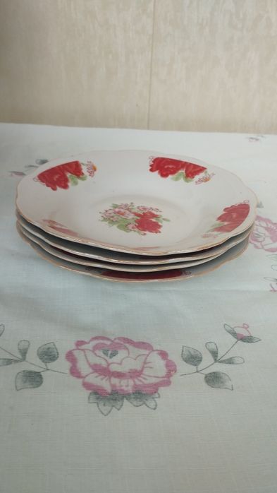 Продаются тарелки синие - 16 шт, красные - 4 шт в отличном состоянии