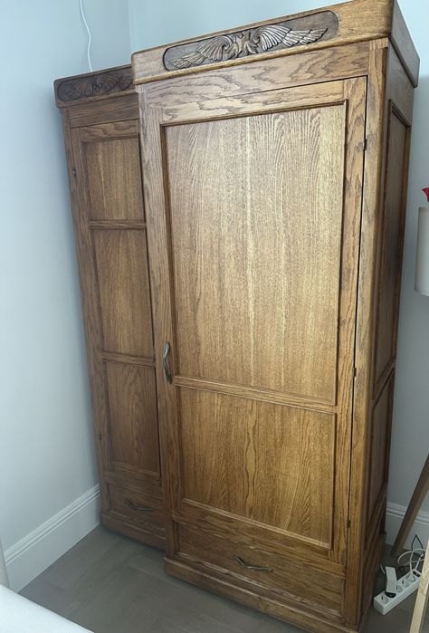 Старинный деревянный шкаф