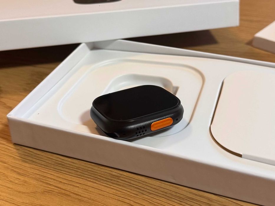 Apple Watch Ultra 2 49mm - Titanium Case / Black Ocean strap
