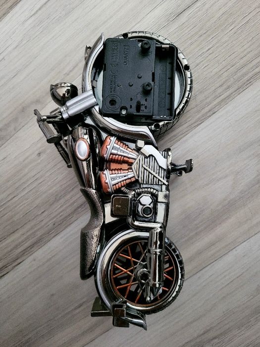 Сувенир мотор часовник