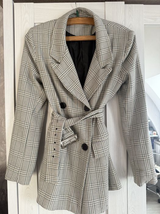 Дамско карирано палто с колан – елегантно, в бежово-сиви тонове