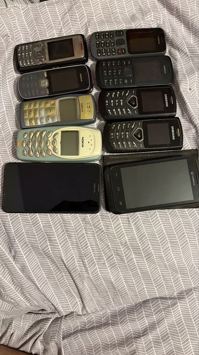 Telefoane cu butoane sau touchscreen