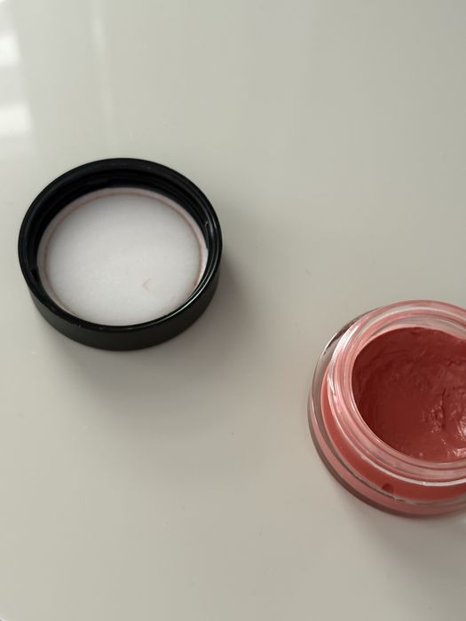 Chanel крем бронзър и Camelia balm за устни и скули YSL сенки