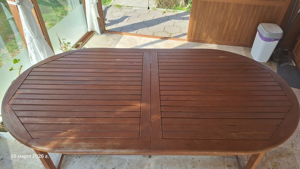 Дървена градинска маса