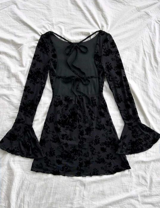 Страхотна рокля с гол гръб и широки ръкави