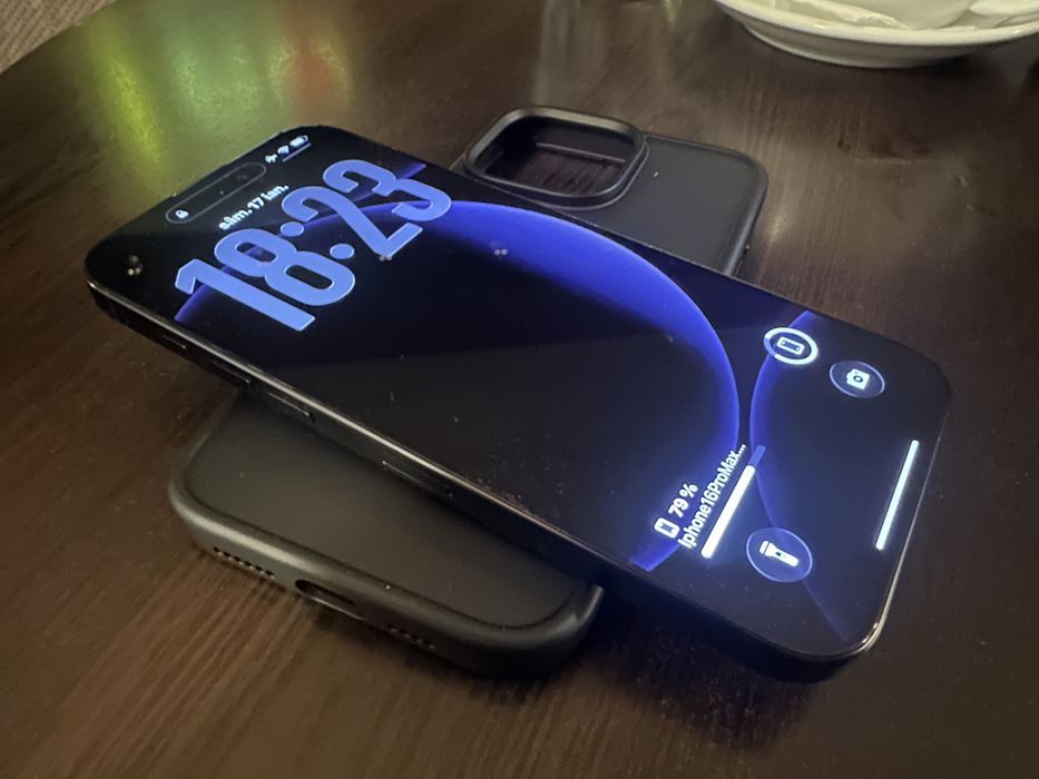 Iphone 16Pro Max in garantie/bateria100/la cutie.Spatele usor fisurat!