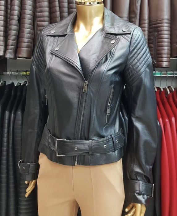 Vand geaca de piele naturala la 700 lei